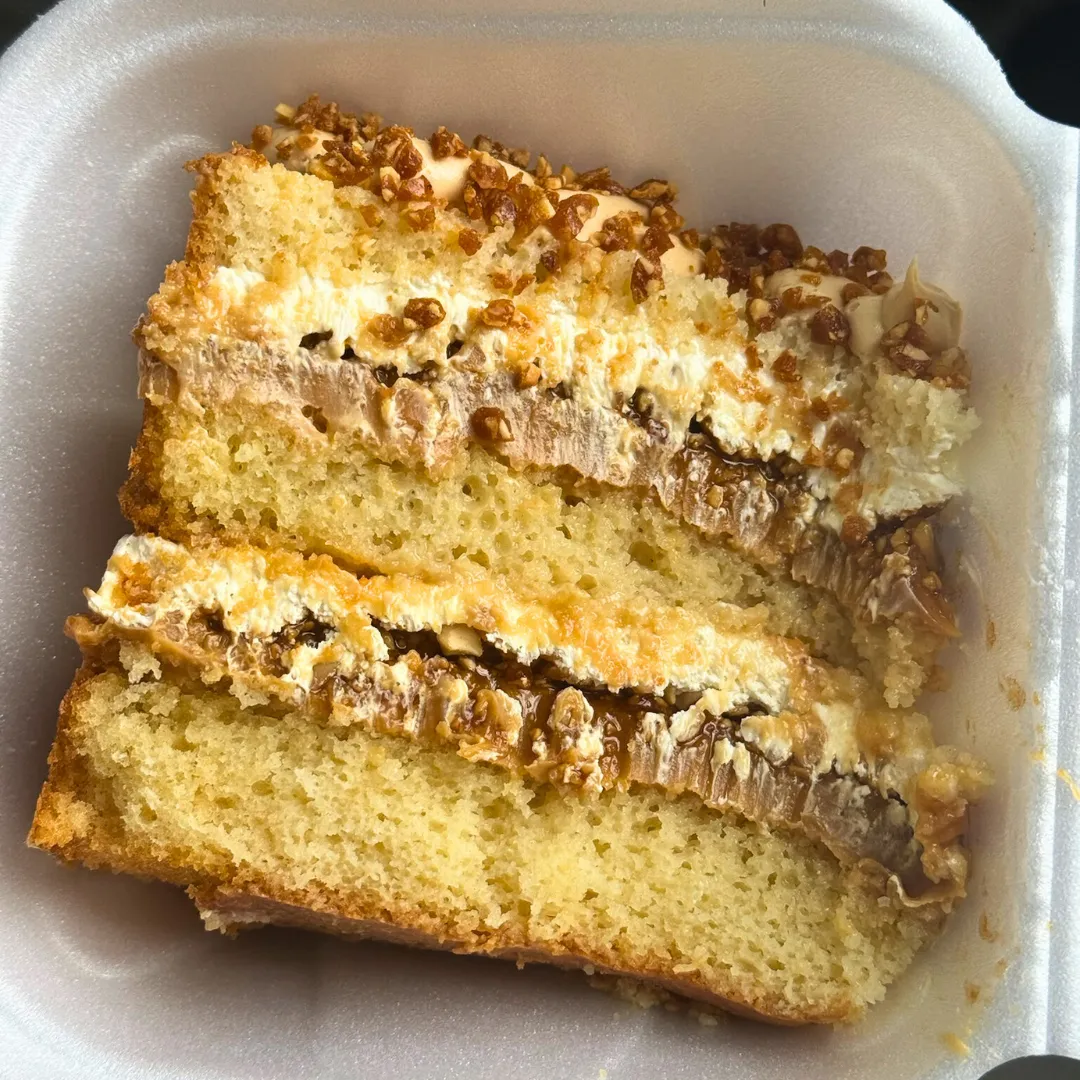 Fatia de bolo com nozes